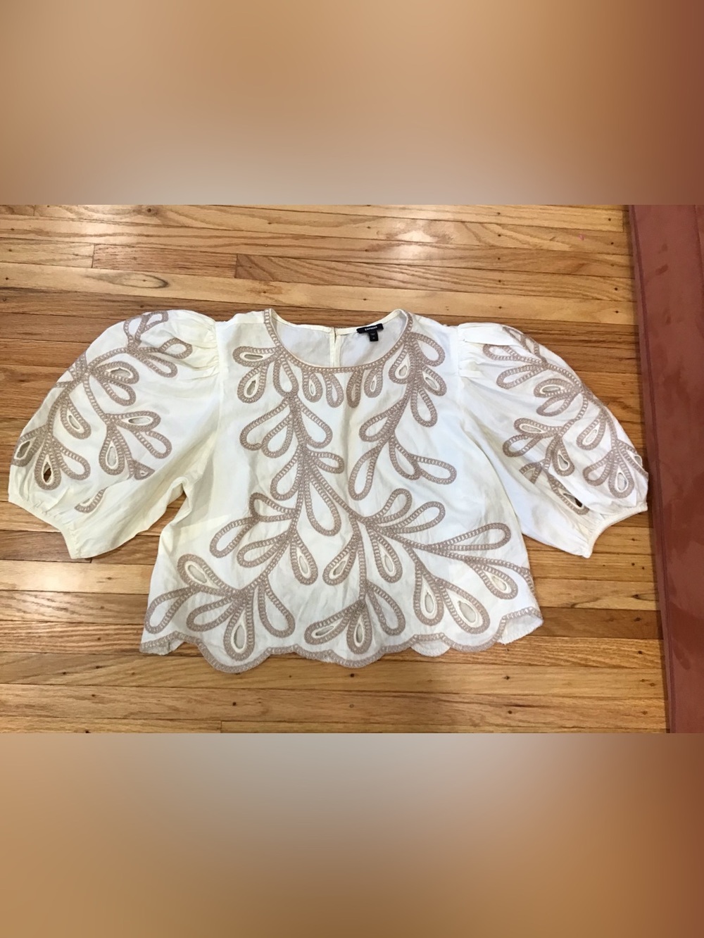 Express off white embroidered with tan shirt woman's size XS